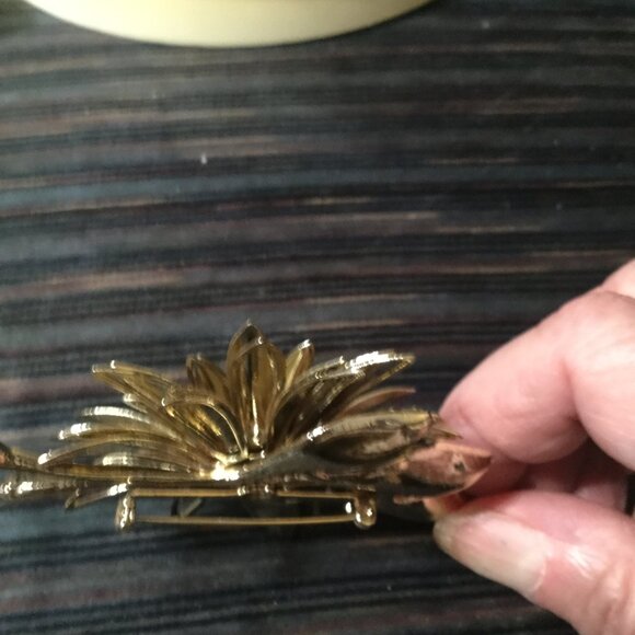 Lot of vintage brooches, clip on earrings and a couple necklaces different sizes - Picture 4 of 16